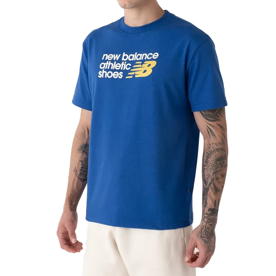 Camiseta masculina azul New Balance com logo branco e amarelo no peito, vista lateral